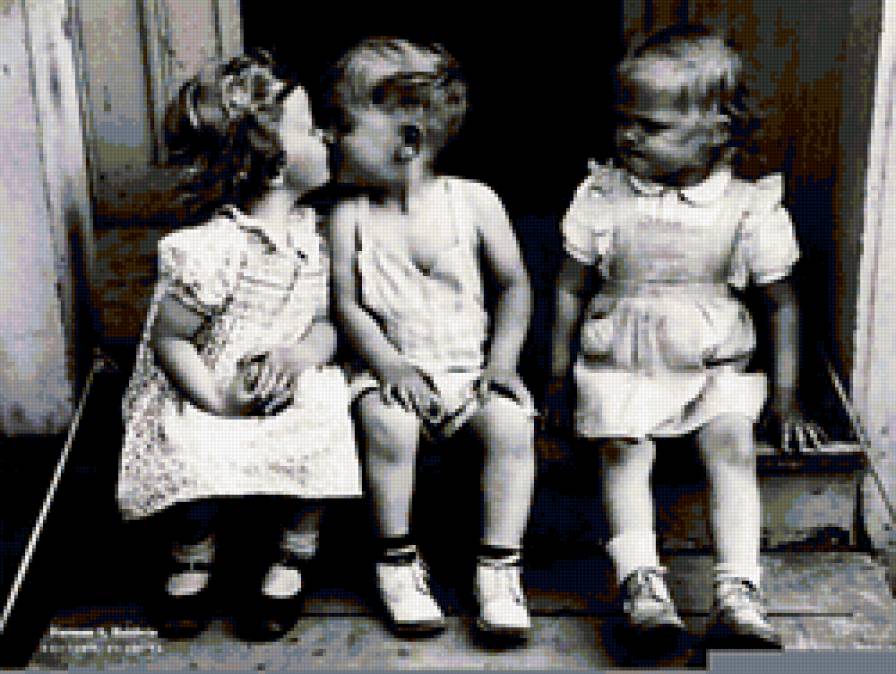 маленькая ревность - малыши, поцелуй, дети, девочки, ревность, черно-белое фото - предпросмотр