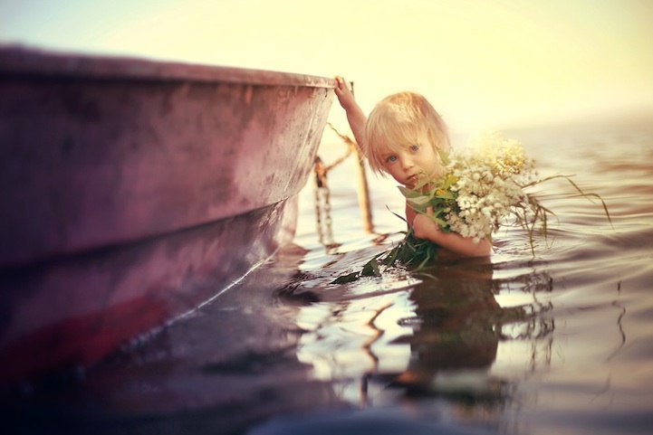 Мальчик и лодка - лодка, вода, мальчик, красота, ребенок - оригинал