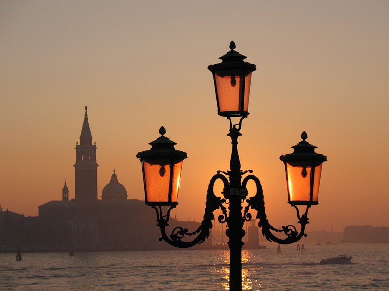 Фонарь на фоне собора - италия, фонарь, вечер - оригинал