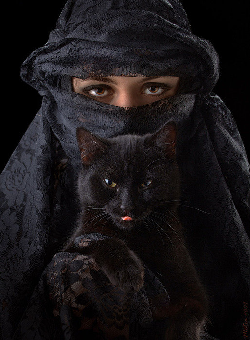 женщина в черном с кошкой - кошка, женщина - оригинал