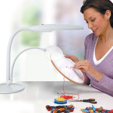 Схема вышивки «Девушка вышивает»