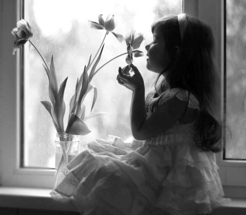 Девочка - цветы, окно, тюльпаны, девочка - оригинал