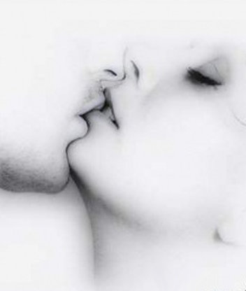 поцелуй - чувства, поцелуй, монохром, двое, пара, любовь, страсть, черно-белое - оригинал