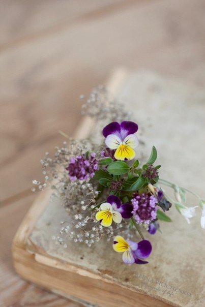 Букетик на книге - книга, цветы - оригинал