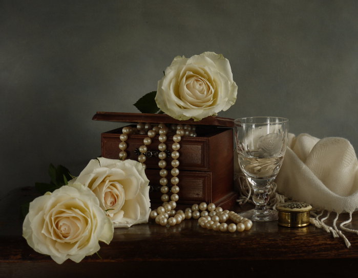 РОЗЫ - белые розы, бокал, жемчуг, романтика, шарфик, цветочный уголок - оригинал