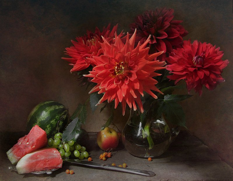 Георгиновое пламя - арбуз, натюрморт, георгины, цветы - оригинал