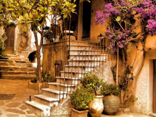 №243763 - дворик, лестница, цветы, картина - оригинал