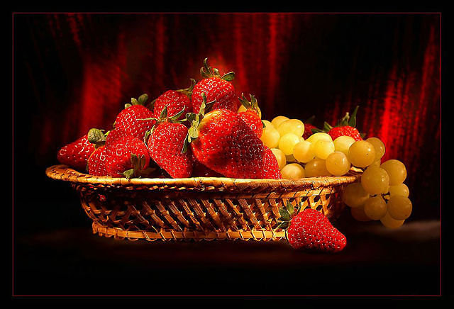 клубника и виноград - клубника, ягоды - оригинал