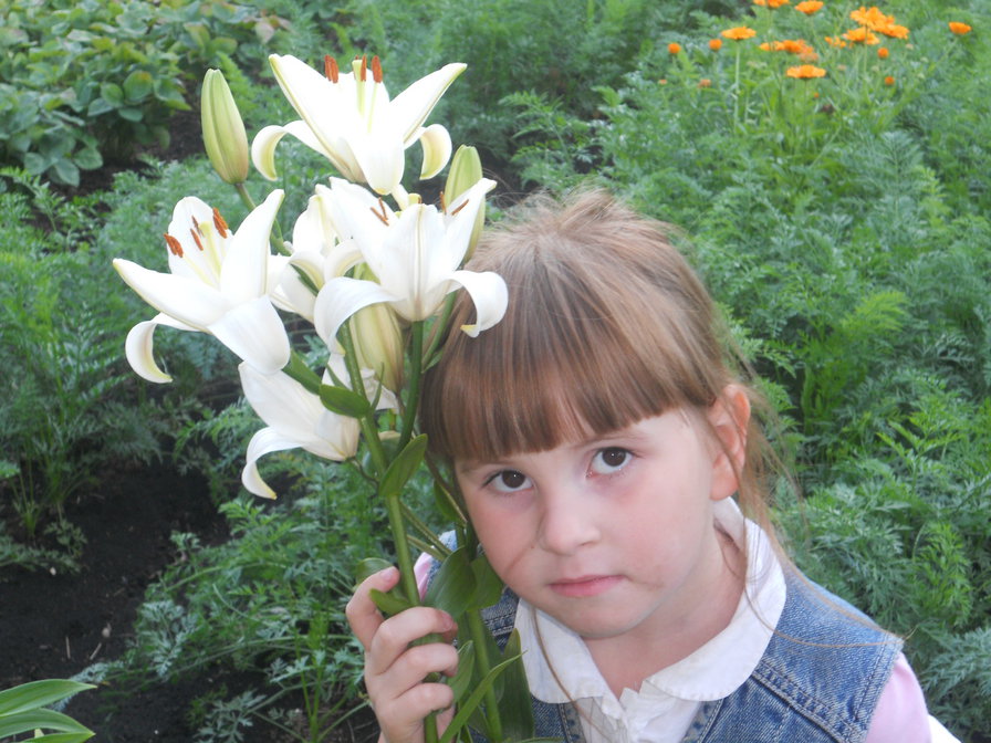 дочка с цветочком - оригинал