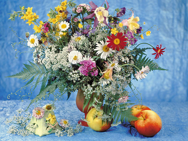 на голубом фоне - ваза, цветы, натюрморт, яблоки - оригинал
