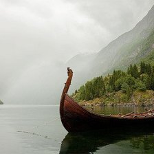 Лодка на горном озере