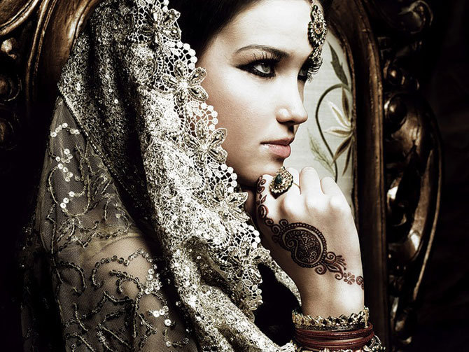 Девушка - индианка, девушка - оригинал