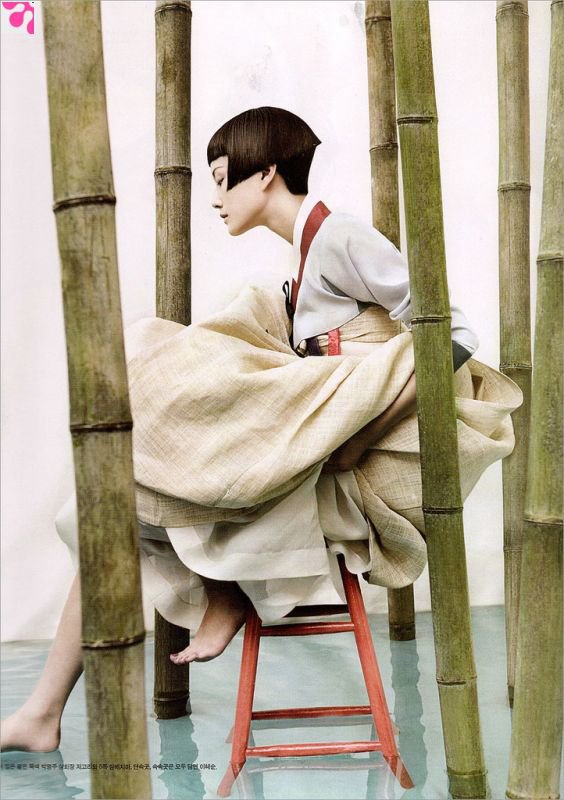 девушка на фоне бамбука - картинка - оригинал