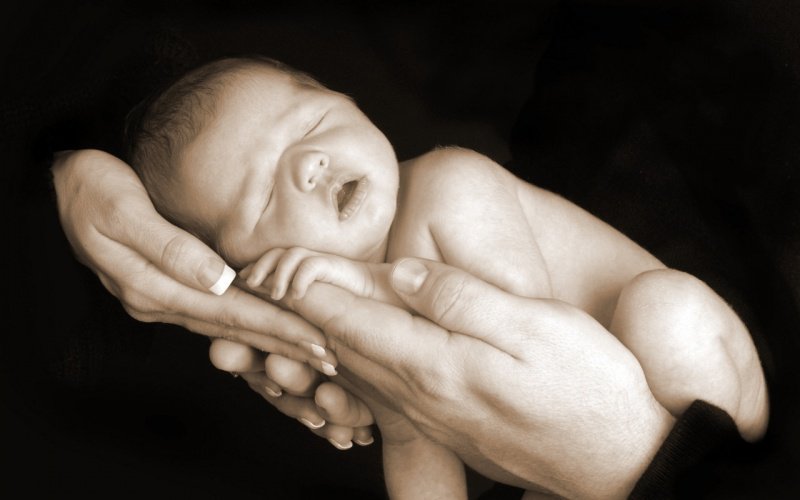 ребенок на руках - руки, ребенок - оригинал