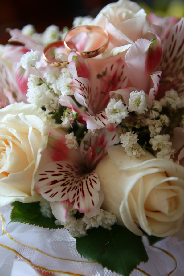 мой свадебный букетик и обручальные колечки - оригинал