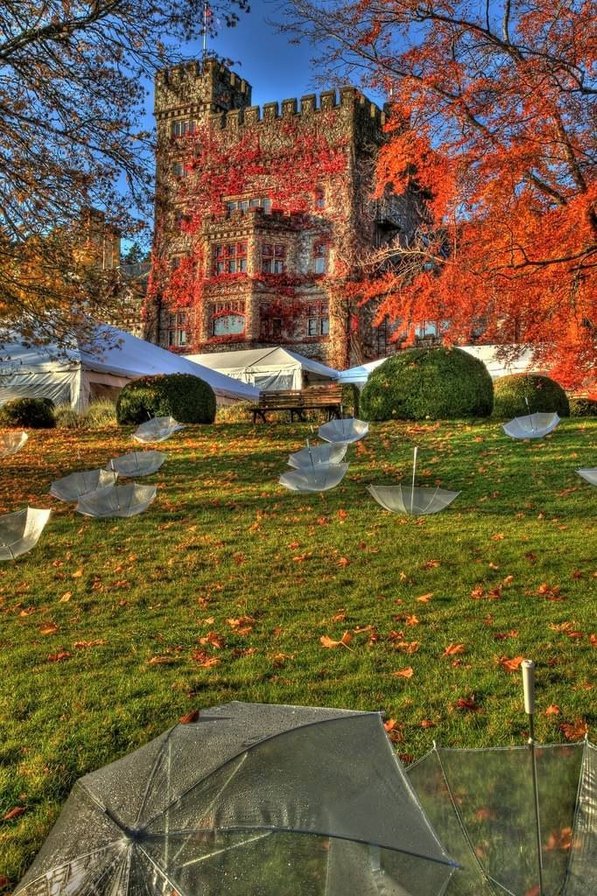 Двор замка Хэтли - зонты, замок, двор - оригинал