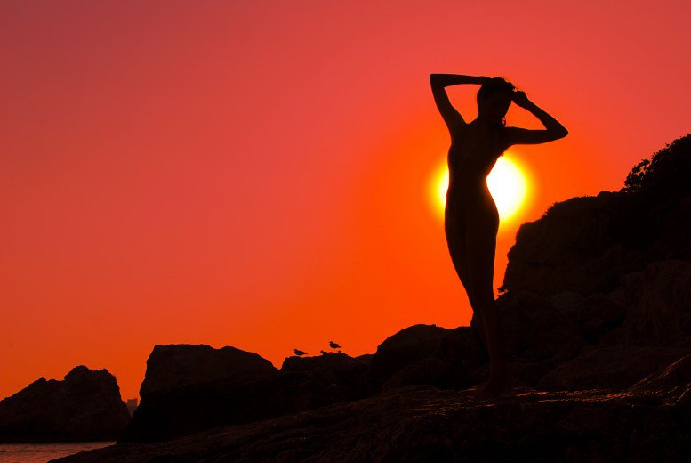 На закате - девушка, закат, два цвета, силуэт - оригинал