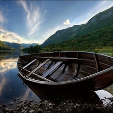 лодка у берега