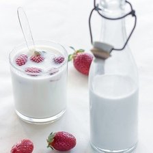 Схема вышивки «КЛУБНИКА С МОЛОКОМ»