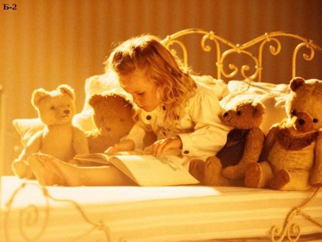 малыш читает книжку с мидвижатами - малыш книжка мишки кровать - оригинал