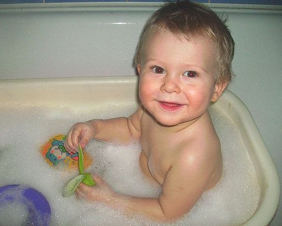 Малыш купается - оригинал