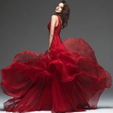Оригинал схемы вышивки «девушка в красном» (№359188)