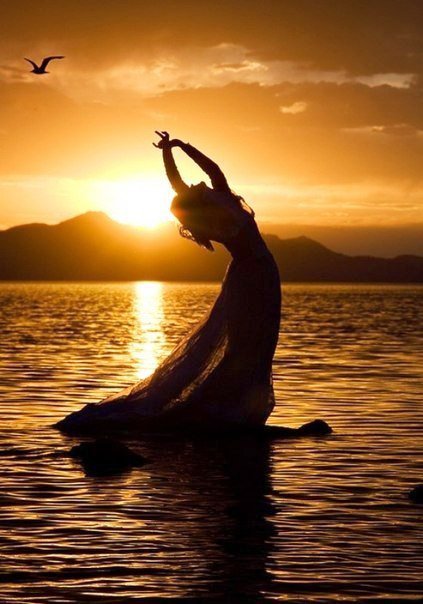 Танец Солнцу - девушка, закат, море - оригинал