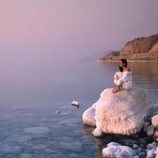 Девушка на берегу моря