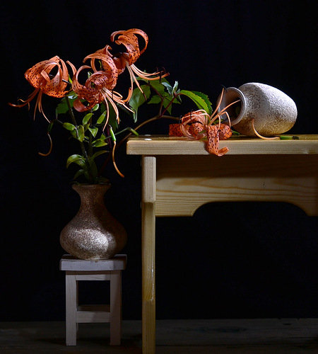 лилии - лето, мебель, лилии, цветы - оригинал