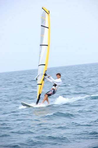 по волнам... - виндсерфинг, море, парус, волны - оригинал