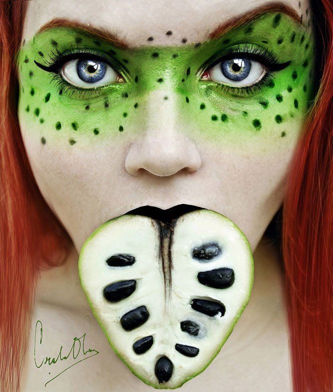 девушка с непонятным фруктом - оригинал