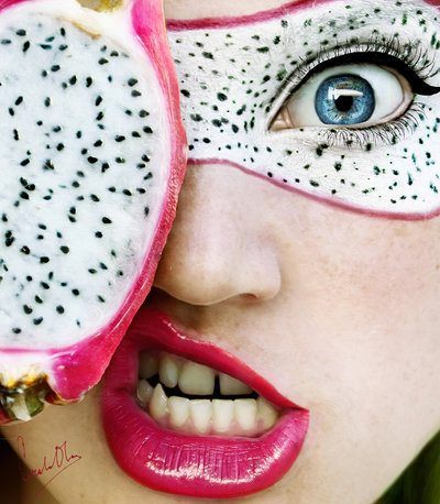 Девушка с розовым фруктом - оригинал