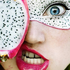 Девушка с розовым фруктом