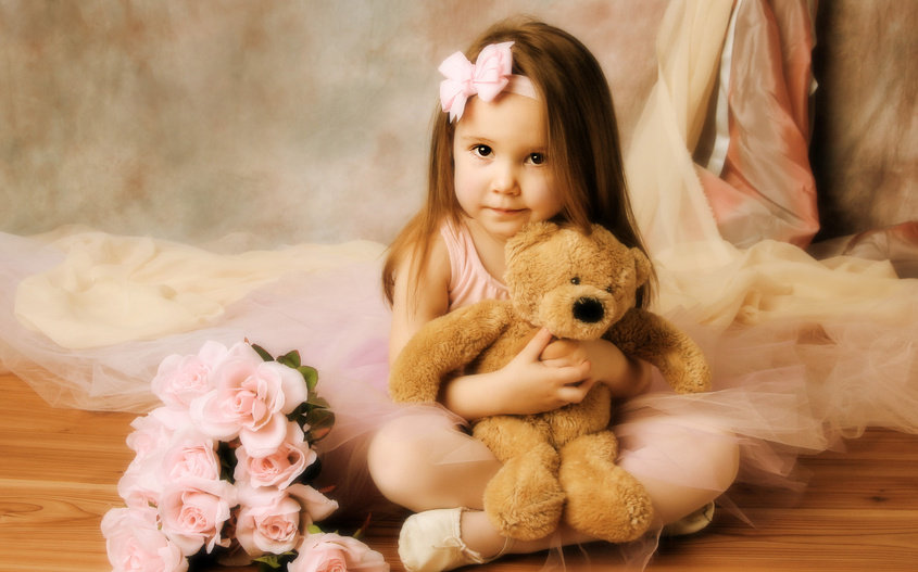 девочка с медвежонком - игрушки, дети - оригинал