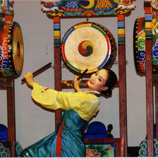 Корейская девушка с барабанами