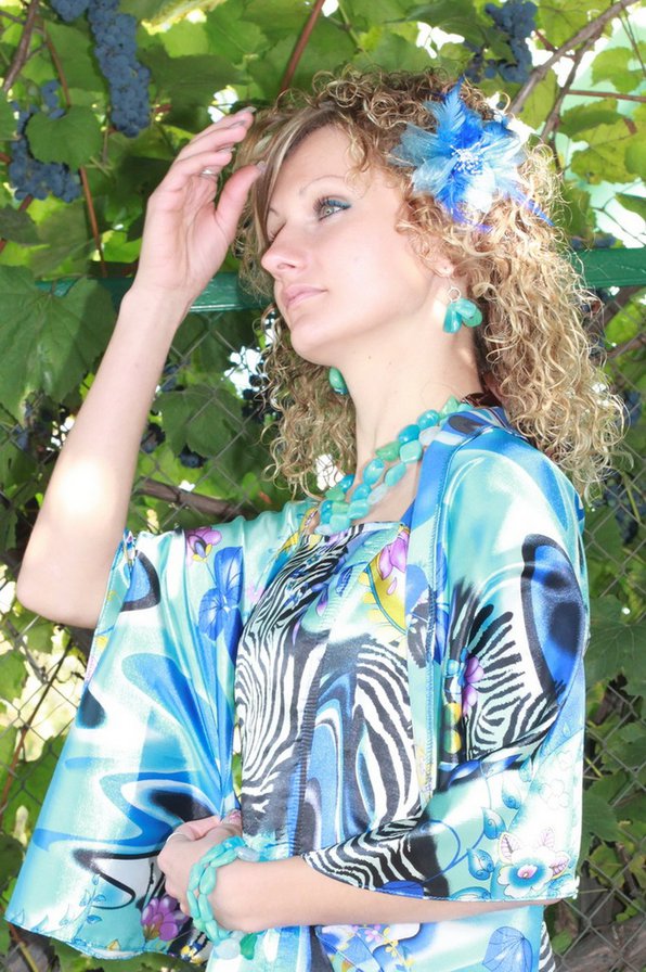 Фото - девушка, виноград - оригинал