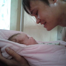 Папочка с новорожденной дочкой Викой