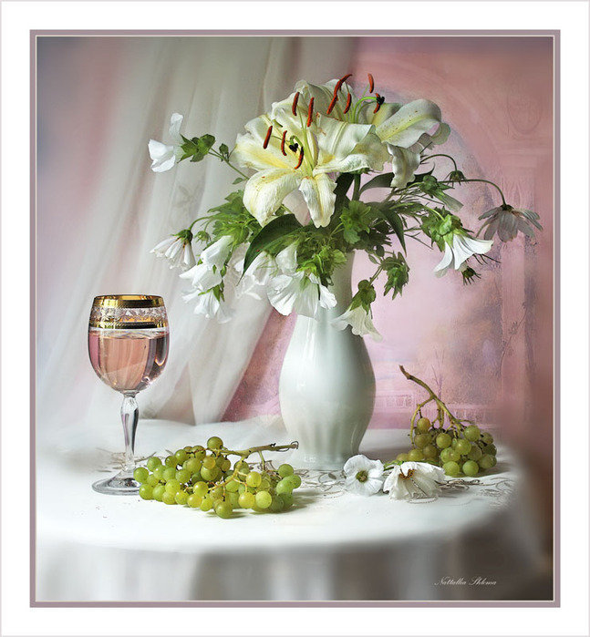 натюрморт "Лилии и Виноград" - цветы, букет, лилии, фрукты, натюрморт - оригинал