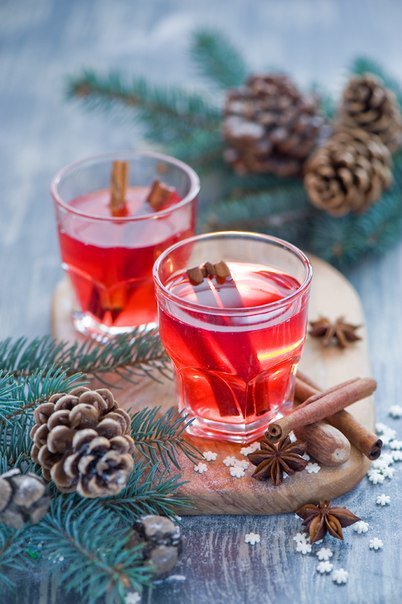 Новогодний коктель - новый год, напиток, шишки - оригинал