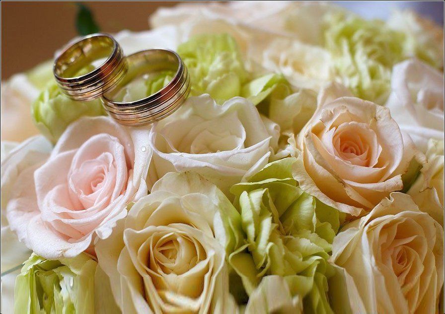 Какие есть годовщины свадьбы. Свадебные цветы. Свадебные розы. Обручальные кольца и цветы. Свадебный букет и кольца.