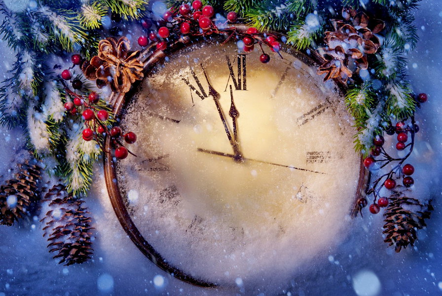 до Нового года осталось чуть-чуть - шишка, елка, циферблат, ягоды, снег, часы - оригинал