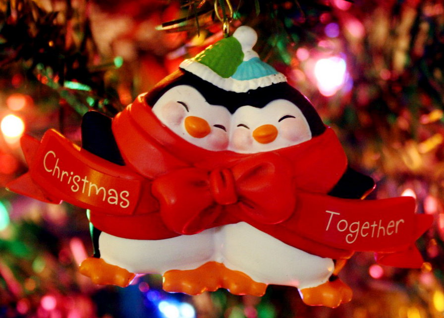 создаем  новогоднее настроение - пара, бант, гирлянда, игрушка, елка, пингвин - оригинал