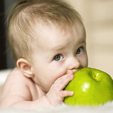 Схема вышивки «Малыш с яблоком»