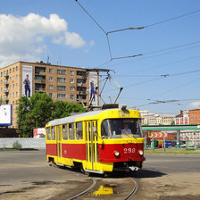 Трамвай на площади