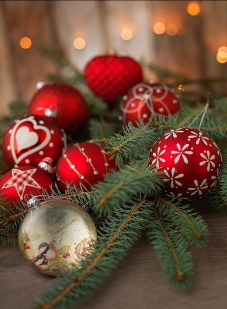Новогодние игрушки - шарики, еловая ветка, новый год, новогодняя игрушка - оригинал