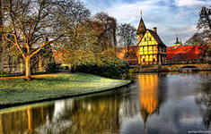 замок осенью - оригинал