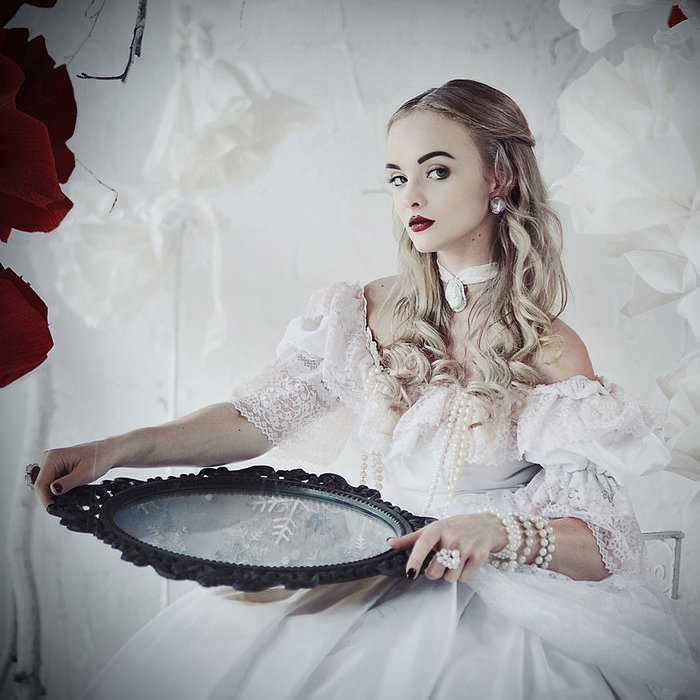 белая королева - зеркало, девушка - оригинал