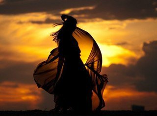 В объятиях заката - девушка, закат - оригинал