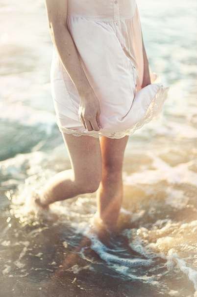 девушка в море - море, девушка, морская пена, плещется - оригинал