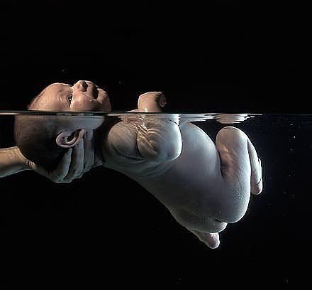 №615125 - малыш, дитя, ребенок, вода, черный фон - оригинал